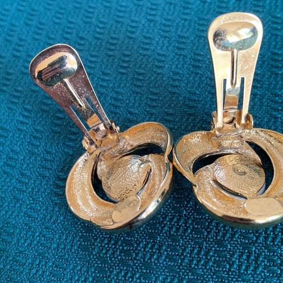 Vintage Vendome Earrings Clip on Faux Pearl Gold Black Enamel 80s Fashion - Picture 8 of 8